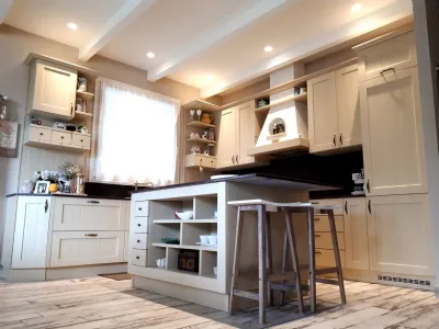 Controsoffitto e finte travi in cartongesso in un progetto cucina di Peeter Gaiani