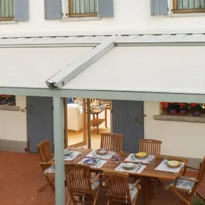 È in legno la Pergotenda 45 di Corradi 