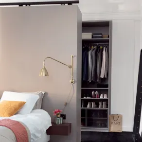 Originale è la cabina armadio posta dietro il letto.