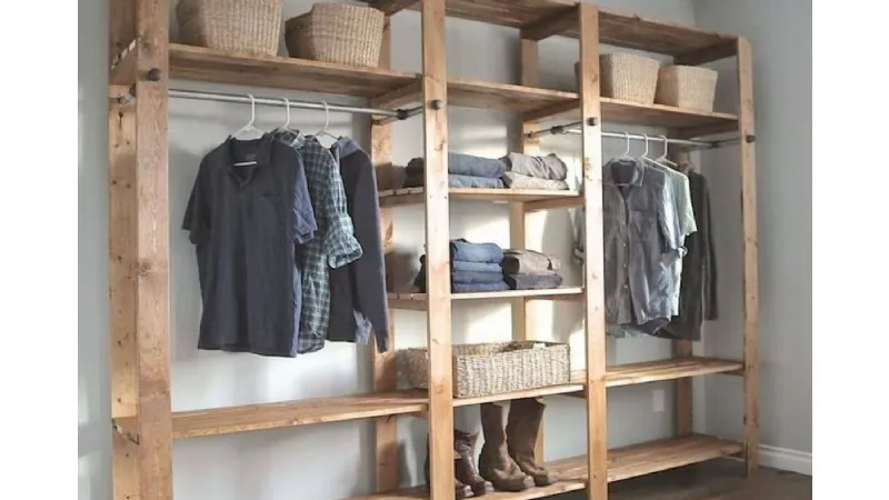 Cabina armadio realizzata con materiali poveri