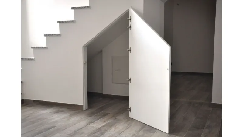 Cabina armadio ricavata dal sottoscala