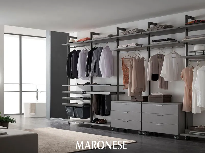 O Pen, cabina armadio con montanti in finitura manganese di Maronese