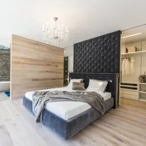 Il setto in gesso della cabina è rivestito in tessuto imbottito