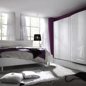 Camera da letto bianca con pareti a contrasto
