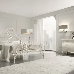 Camera da letto bianca con lampade design e letto in ferro battuto