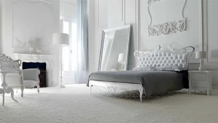 Camera da letto bianca con moquette