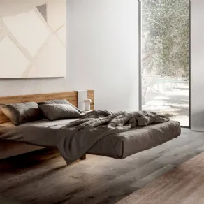 Letto sospeso modello “Fluttua” di Lago, testata in legno di rovere, senza giroletto.