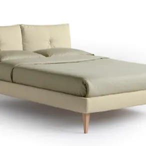 Letto compatto, modello “So Lively” h 17 di Noctis, rivestimento in tessuto, piedini in legno h 25 cm.