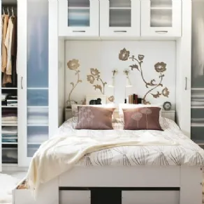Una composizione matrimoniale a ponte di Ikea