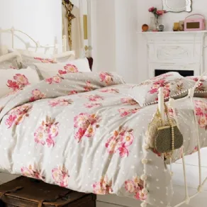 La biancheria da letto e i tessili sono fondamentale nella camera shabby
