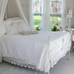 Letto shabby in metallo verniciato