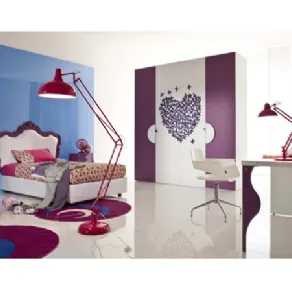 cameretta per bambina con letto matrimoniale con testiera bordata di viola, lampada da terra a stelo e da tavolo melanzana, armadio con ante e cassetti bianchi e viola e grafica a cuore