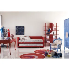 camera in stile neo barocco Naj-Oleari con mobili in legno e tinte azzurro e mattone, poltroncina stile impero, armadio laccato azzurro