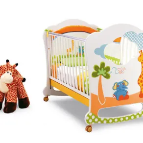 lettino con spondine con disegni colorato di animali su sfondo bianco, giraffa pelouche
