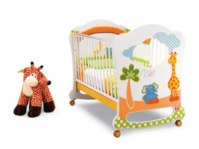 lettino con spondine con disegni colorato di animali su sfondo bianco, giraffa pelouche