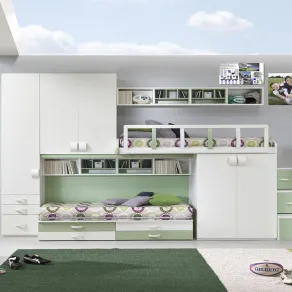 camera nei toni verde salvia e bianco con letto a soppalco