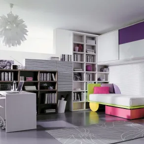 Una cameretta a ponte per ragazze dotata di letto con contenitore capace di ruotare e cambiare posizione è quella proposta da Dielle (Cameretta K29) 