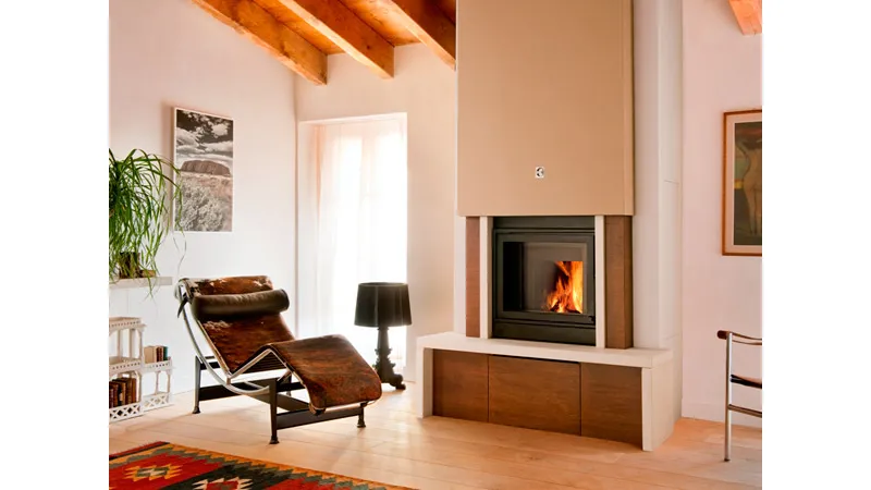 caminetto in zona giorno con chaise longue