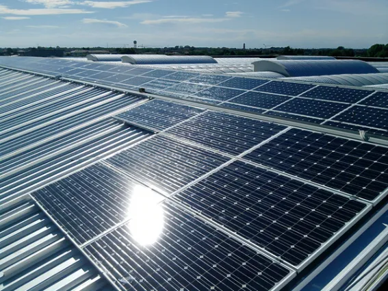ampia metratura di pannelli fotovoltaici su capannoni industriali