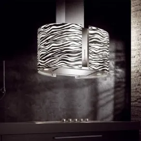 cappa su piano cottura con rivestimento zebrato