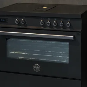 La nuova cucina freestanding della serie Professional di Bertazzoni, con piano cottura, forno e cappa integrati