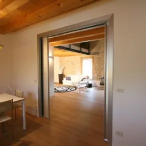 Porta scorrevole e parquet in casa ristruturata