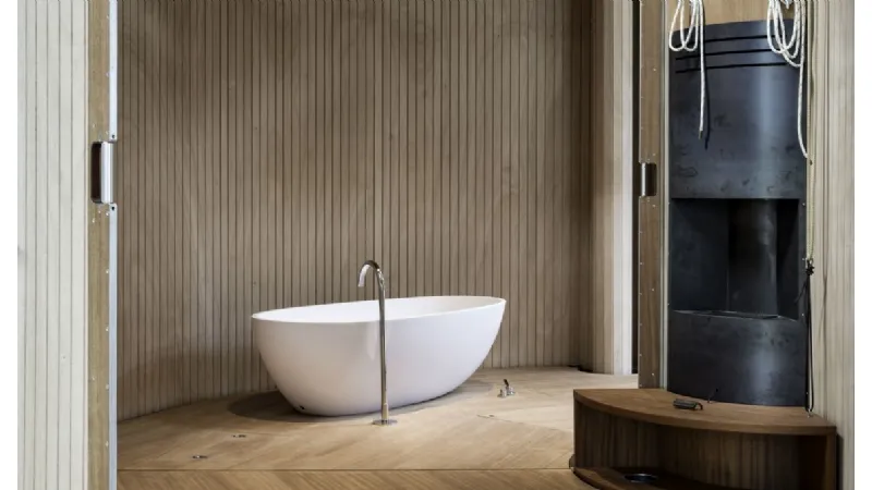 La vasca freestanding e il caminetto a bioetanolo di Casa Ojalá 