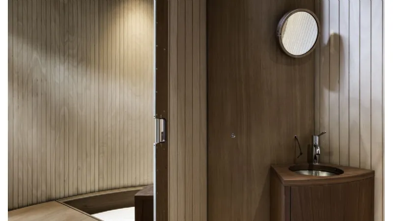 Il coperchio del lavandino diventa uno specchio