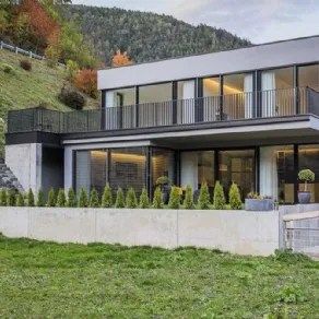 Una casa prefabbricata costruita dall'azienda Rubner