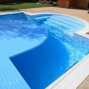 Un modello di piscina a sfioro Castiglione
