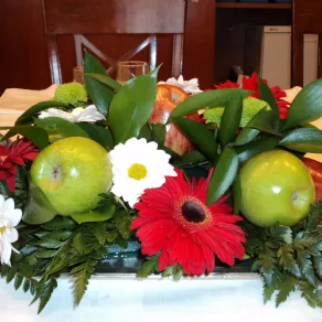 Centrotavola con fiori freschi e frutta