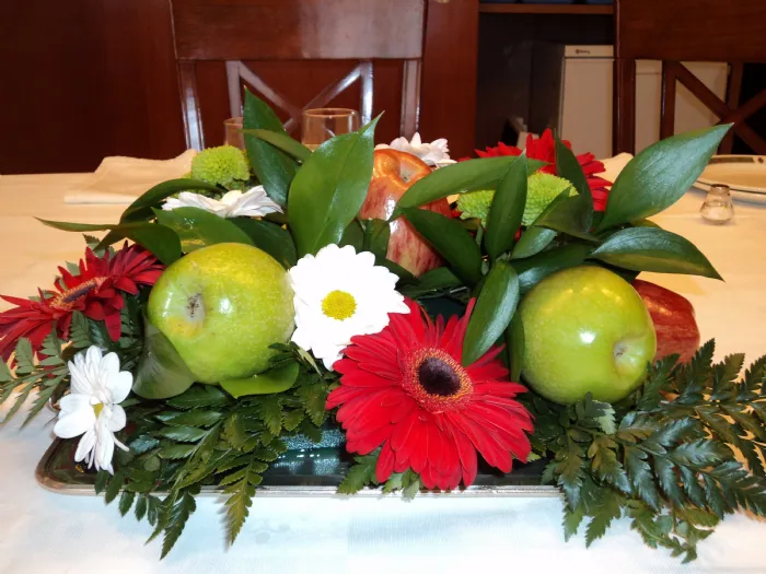 Centrotavola con fiori freschi e frutta