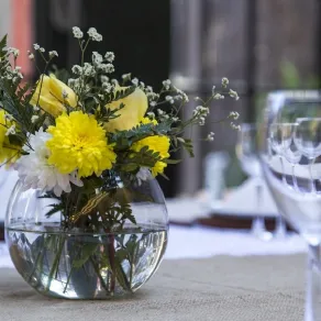 Centrotavola con fiori freschi