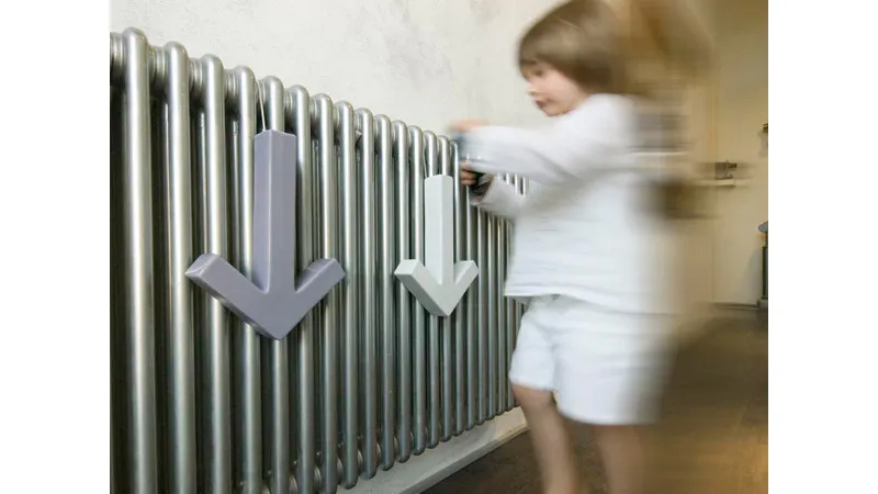 bimbo e termosifone