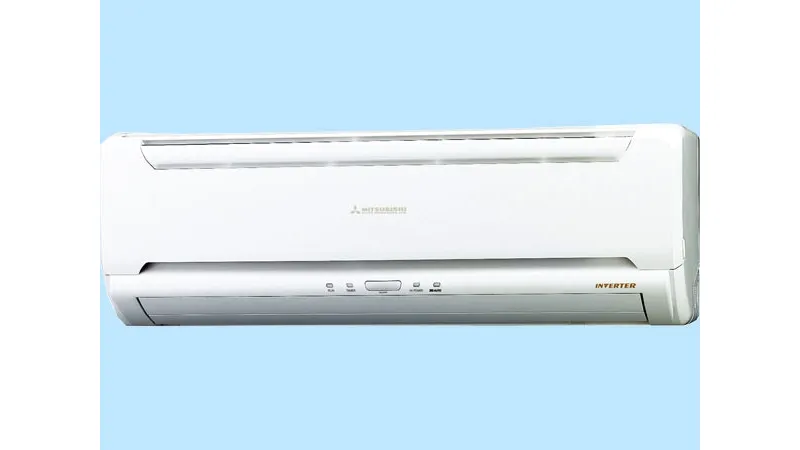 condizionatore Mitsubishi Inverter bianco chiuso su parete di sfondo azzurra