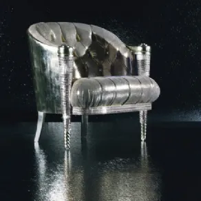 Poltroncina con cuscino trapuntato e colori della struttura in legno e del rivestimento metallici