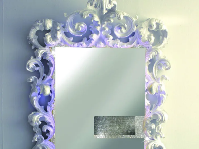 specchio con cornice barocca bianca con riflessi viola