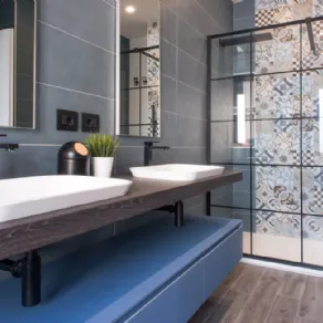 Bagno blu moderno, rivestimenti Chelli
