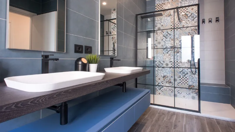 Bagno blu moderno, rivestimenti Chelli