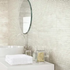 Particolare rivestimento Marazzi per bagno Marbleplay beige ad effetto marmo 