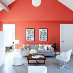 Ambiente living moderno con parete rosso corallo