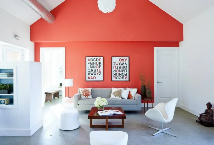 Ambiente living moderno con parete rosso corallo