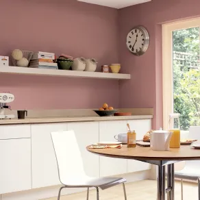 Cambia look ad una cucina bianca con il rosa