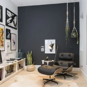 Angolo relax e spazio lettura con chaise longue e verde a cascata
