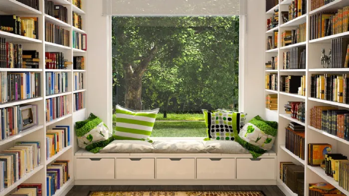 Area relax fronte vetrata con librerie laterali