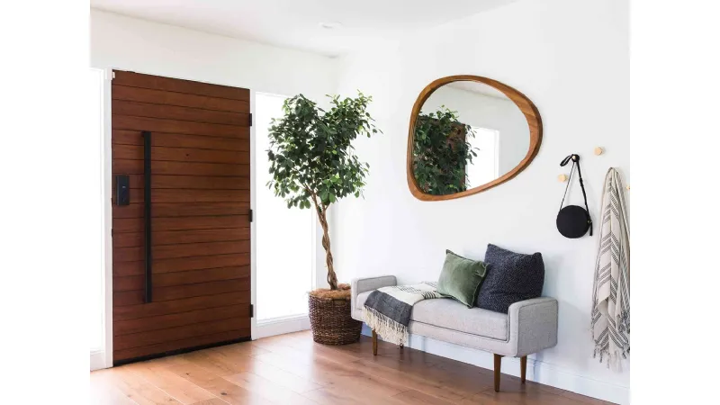 Moderni, grandi e in legno naturale, ecco gli specchi moderni dalle forme irregolari ma armoniose.