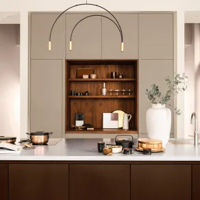 Tortora, bianco, metallo e legno per una cucina contemporanea e raffinata