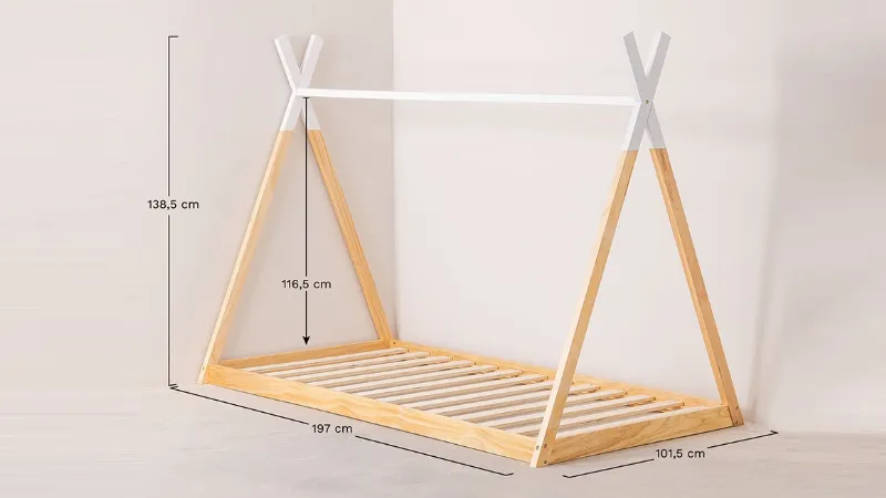 Esempio di struttura di letto montessoriano in legno naturale