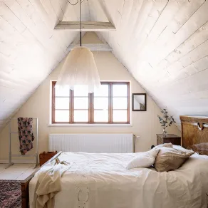 Una romantica camera da letto mansardata