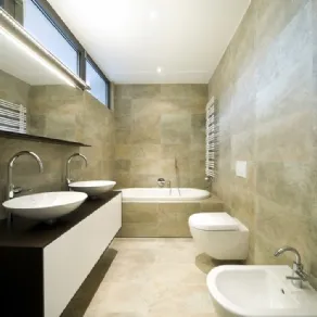 bagno lungo e stretto